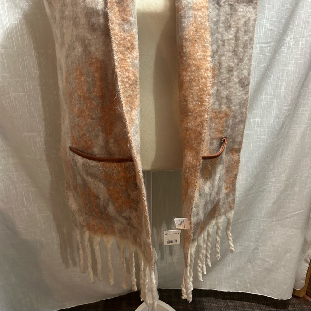 Versona scarf with pockets NWT